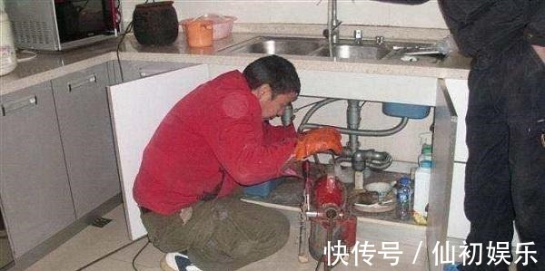 下水道被油污糊死了,用热水冲最不明智,这几个妙招教给你