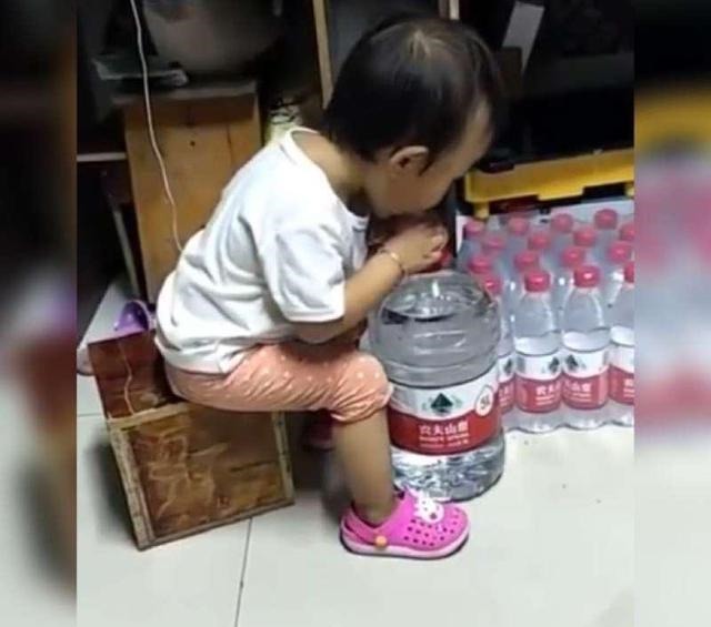 奶瓶|“自力更生”宝宝喝水走红,自己想出奇招,网友:还不如孩子聪明