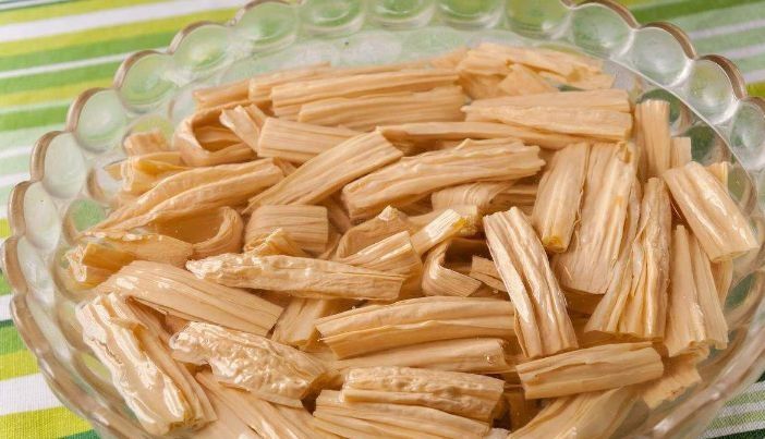 别用冷水泡腐竹，水里“多加2样”，10分钟泡开，口感筋道没硬心