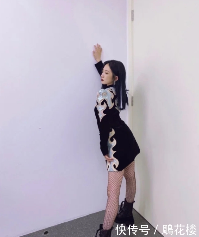 吸引力|孟美岐为显腿长，大胆挑战“渔网袜”，不料暴露多肉腿