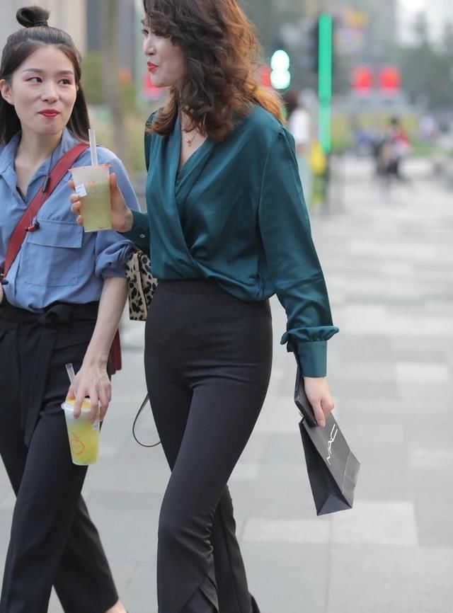 搭配|绿衬衣轻柔大气，黑色喇叭裤质感很好，这样的搭配很漂亮