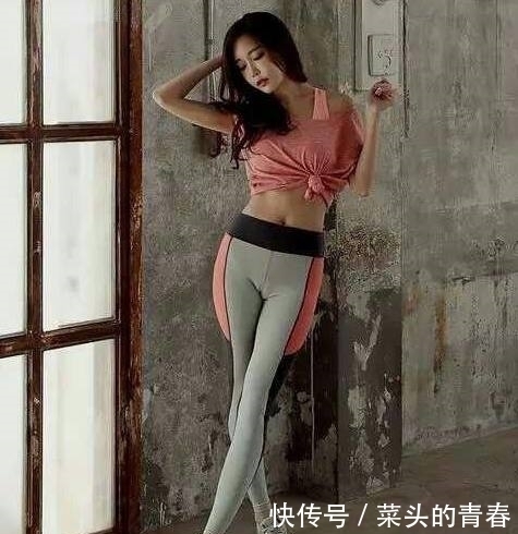 身材|紧身打底裤凹凸分明的美女,秀出曼妙身材,十分靓丽出众