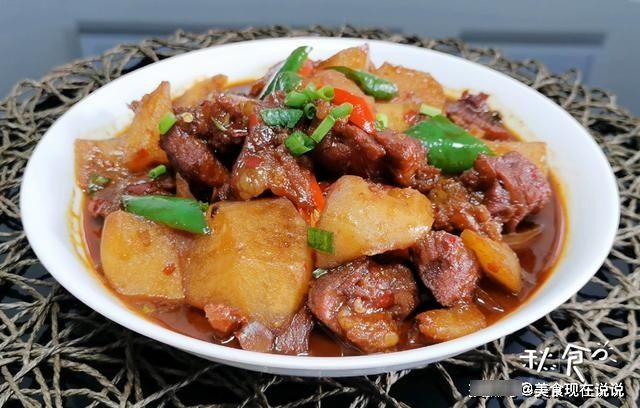 红烧牛肉怎么做，才能肉嫩、汤鲜？这2种料记得加，牛肉又嫩又香