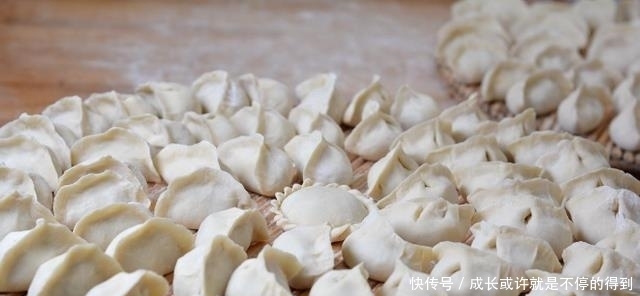  煮冻饺子，不要等到水开才下锅，做好“3步”，饺子不破皮口感好