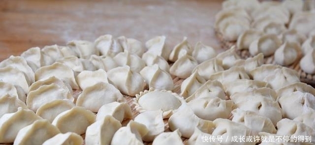 煮冻饺子,不要等到水开才下锅,做好“3步”,饺子不破皮口感好