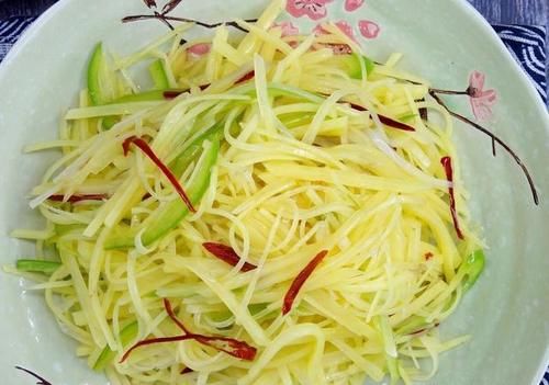 这样炒出来的土豆丝，酸辣可口，香味扑鼻，下饭的很