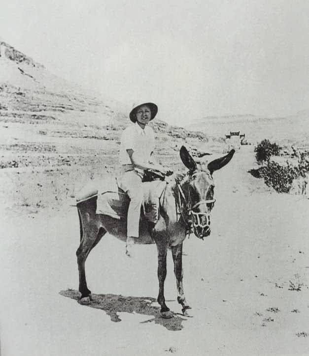 罕见照:戴着草帽骑驴的林徽因,站在总统夫人身后的宋美龄!