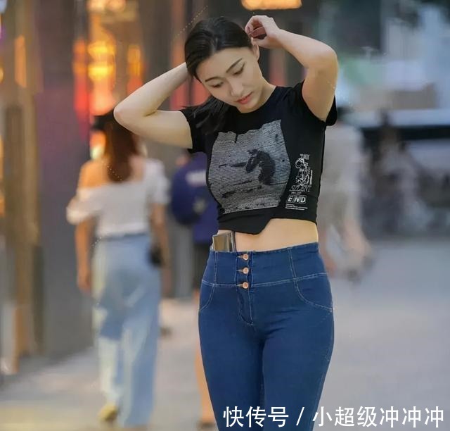 穿着 黑色露腰T恤,搭配蓝色牛仔裤,微胖妹妹必备!