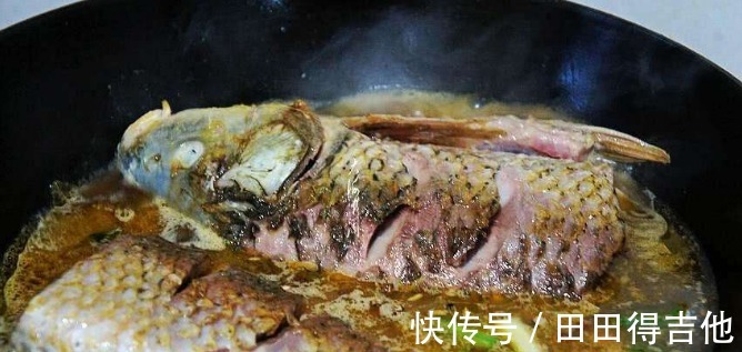 炖鱼时,做好“3个关键步骤”,炖好后鱼肉不腥,香气四溢!