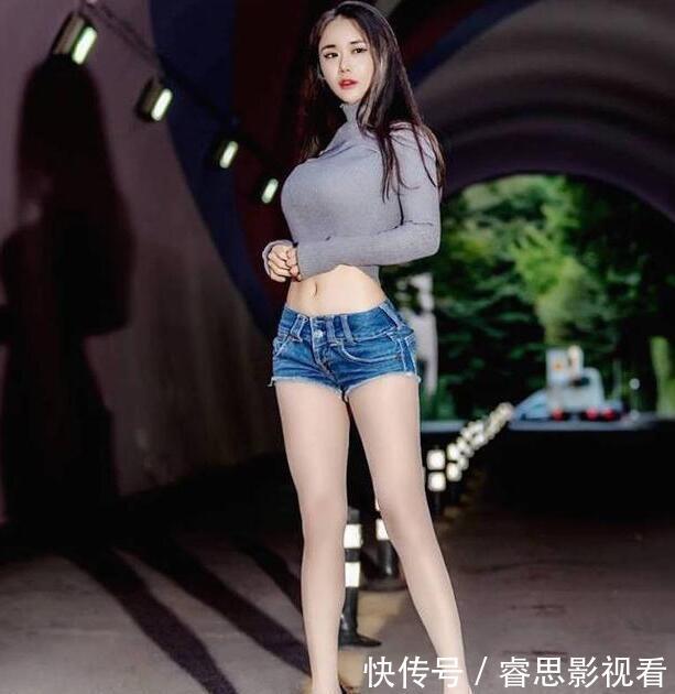 高跟鞋|美女穿搭：紧身牛仔裤，白皙肤色十分迷人，青春活力在四射！