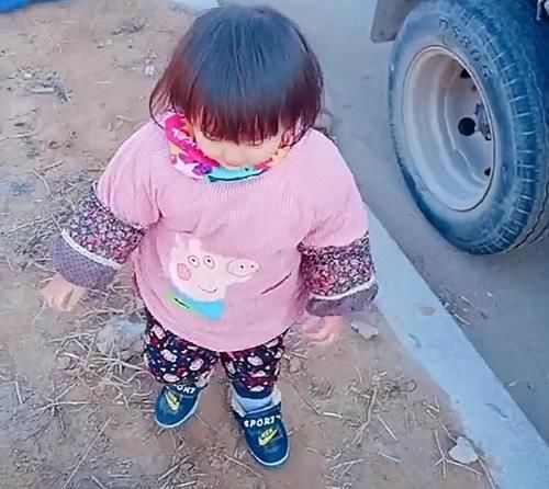 单亲爸爸带两岁宝宝跑运输,网友:可爱又心疼,愿意等上二十年