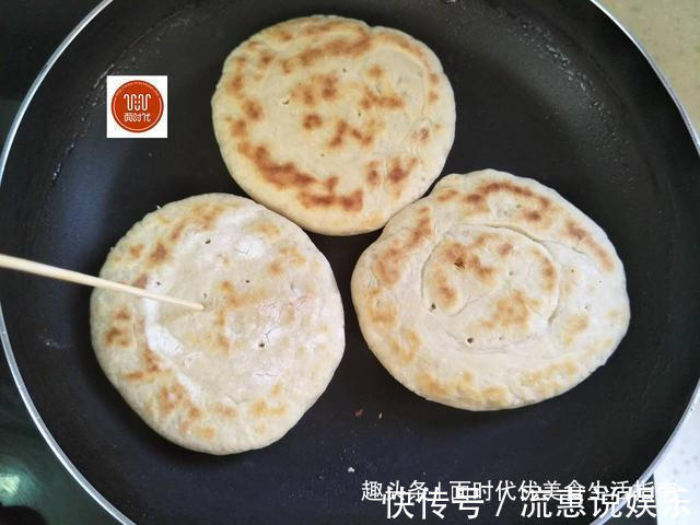 发面烙饼，我有妙招，既省油又暄软，外酥里嫩凉了不会硬！