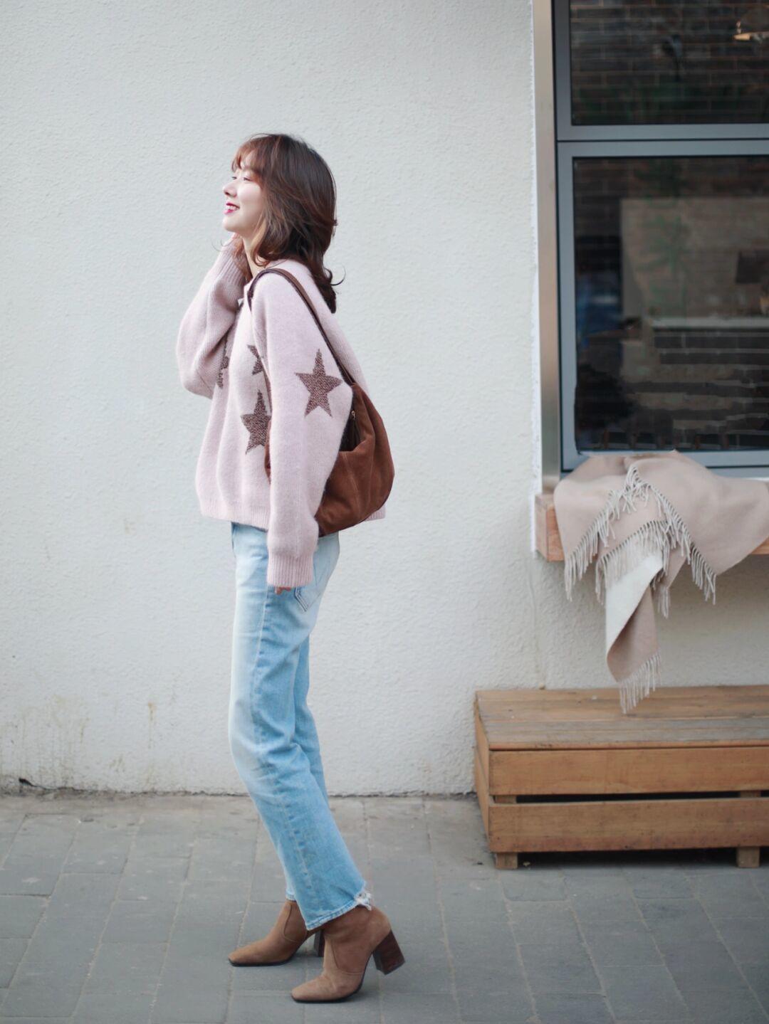 克莱因蓝 毛衣搭配时尚感加倍,4个实用款式,太适合日常出街穿了