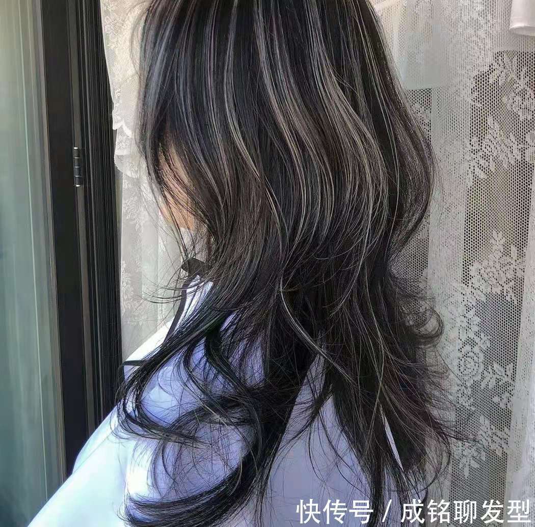 还在为白发多而发愁?这些网红却专门染花白发,的确很潮的感觉