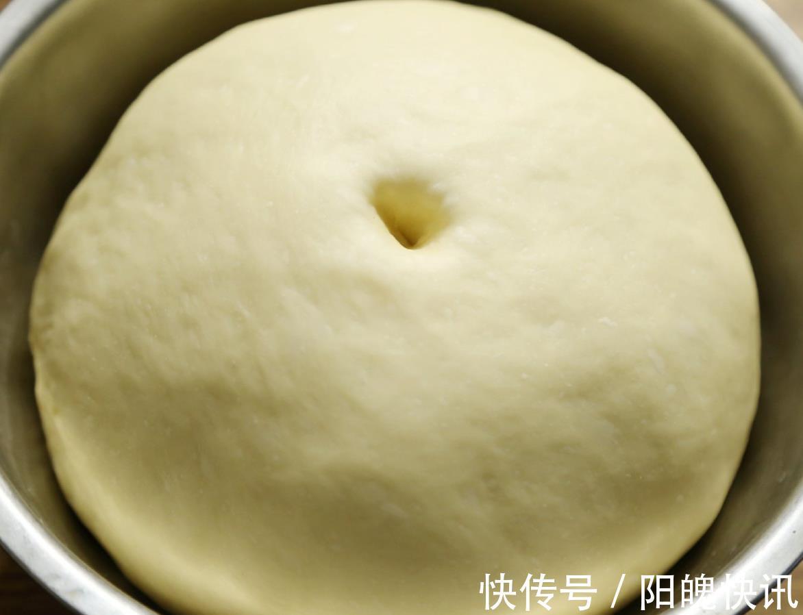 面粉|电饭煲蛋糕做完了，咱再来做电饭煲面包，蓬松柔软还拉丝，太香了