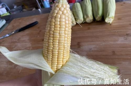 煮玉米,最忌直接冷水下锅煮!再加这两样,玉米清甜软糯吃不腻