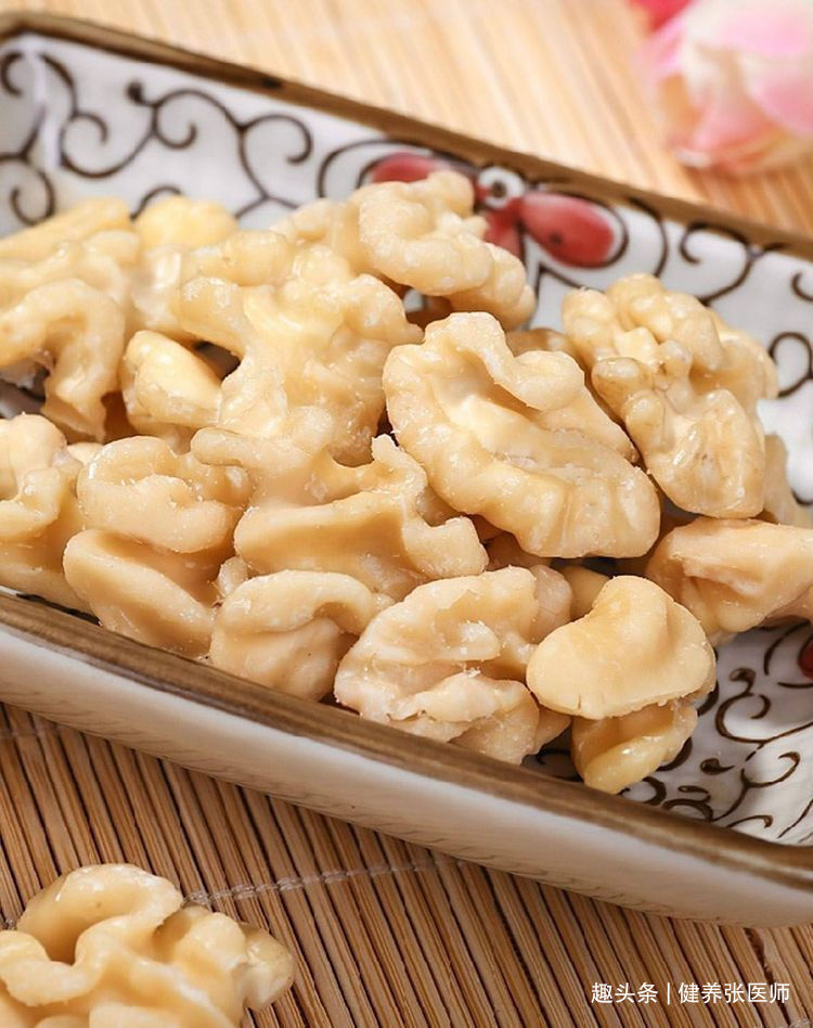 芹菜|女性不想满脸皱纹,可以坚持吃3种食物,补充营养,有益健康!