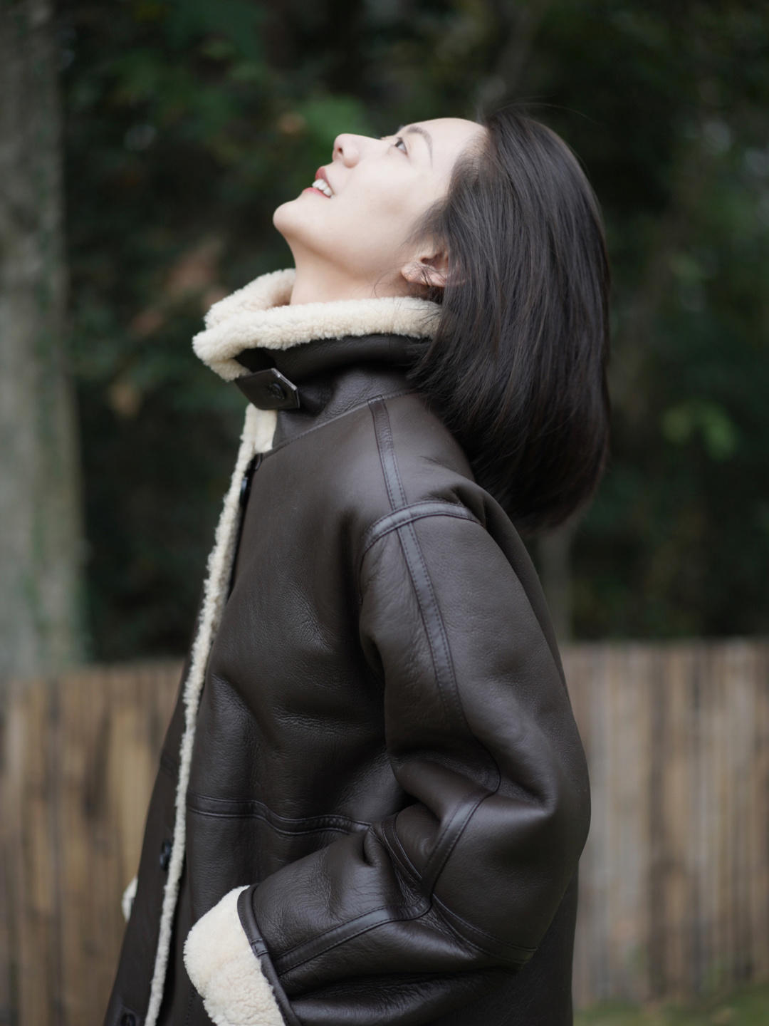 质地 “皮毛一体外套”又火了,这几种搭配保暖又帅气,普通人也能驾驭