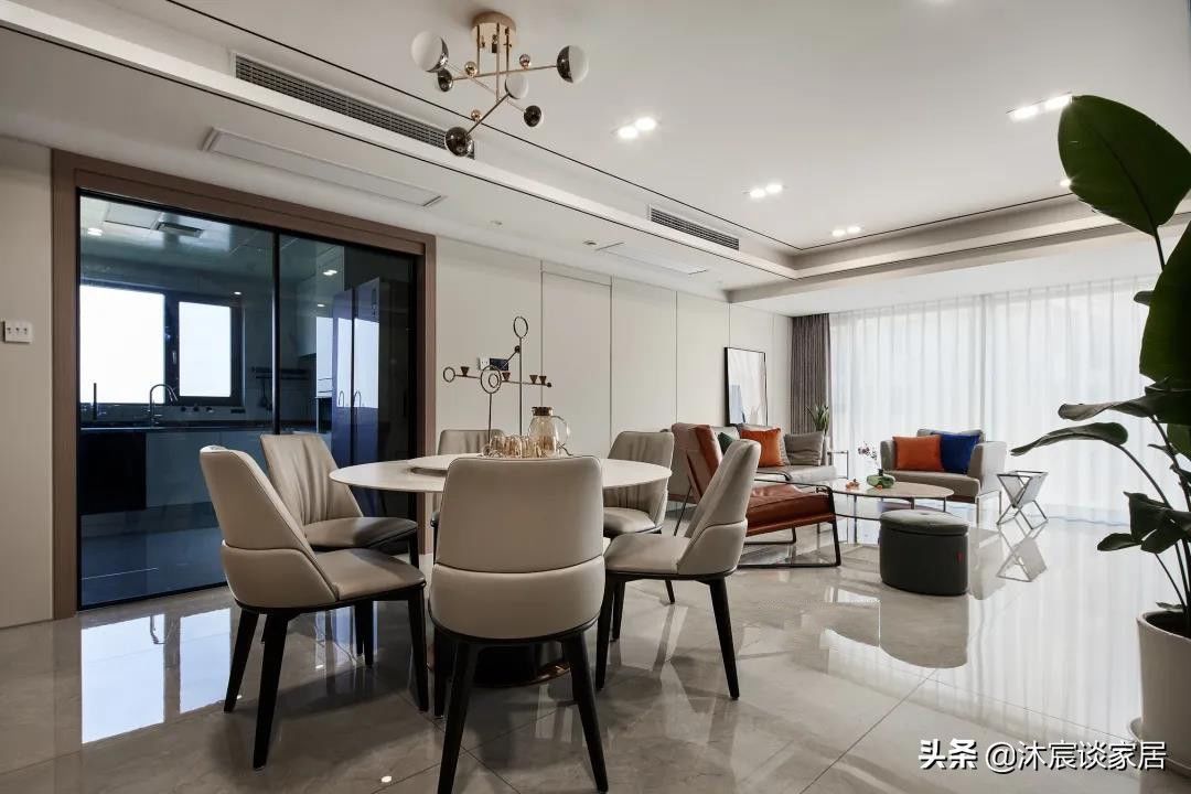 墙面处|三代同堂的现代轻奢风新家，室内简洁精致，真的是理想中家的样子