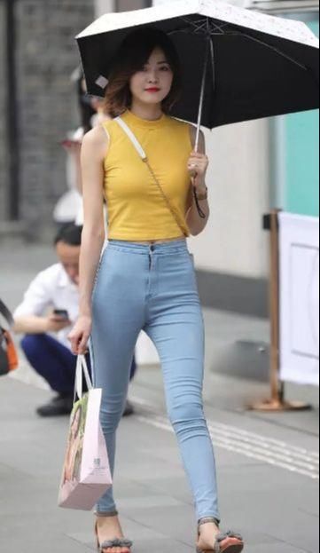 街拍|蓝色紧身牛仔裤，搭配黄色无袖背心，活力四射！
