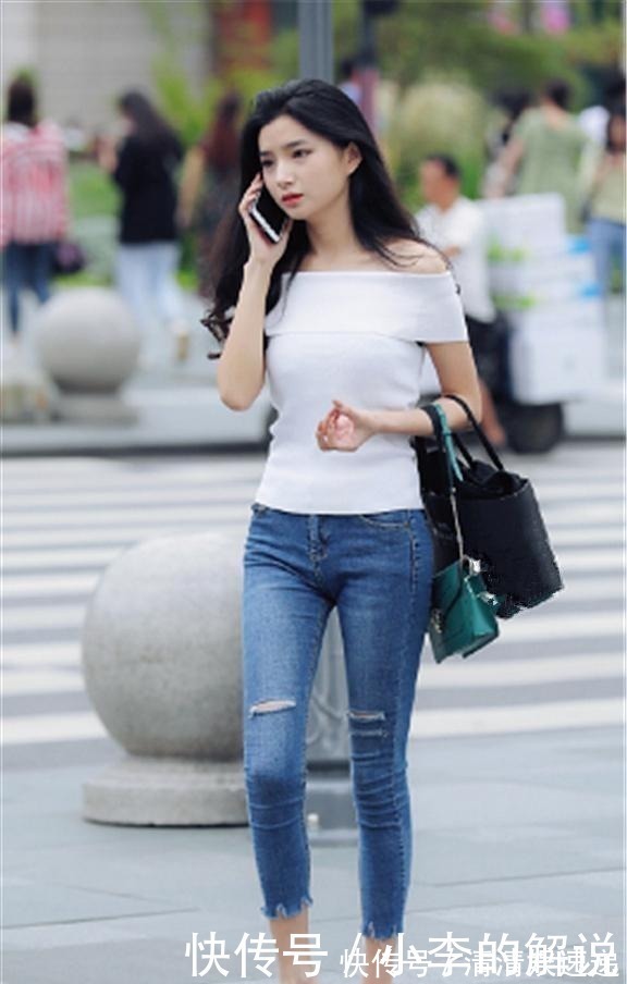 年轻 白色T字肩配牛仔裤,如此穿着,年轻少女魅力无限