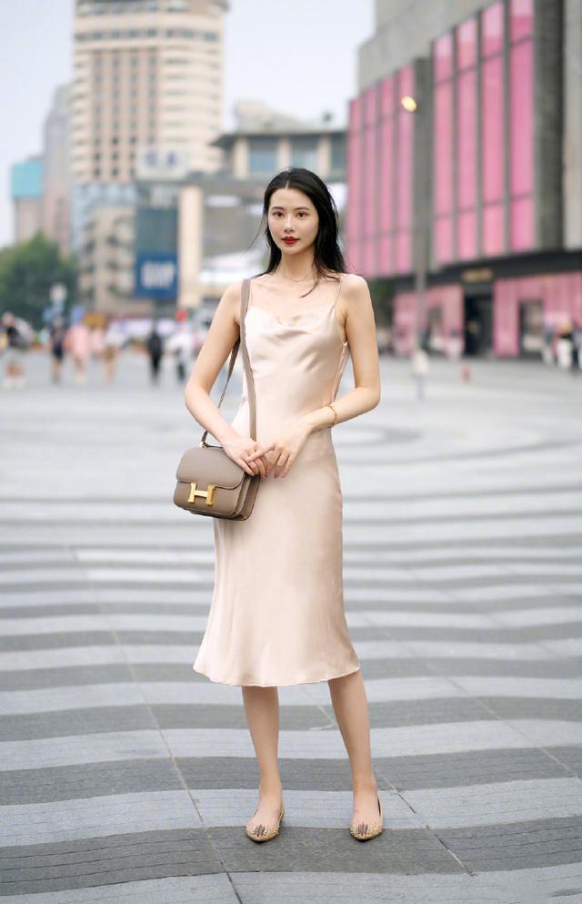 时尚感 30岁的女人，穿紧身裙是真的美，气质优雅迷人，时尚感让人羡慕