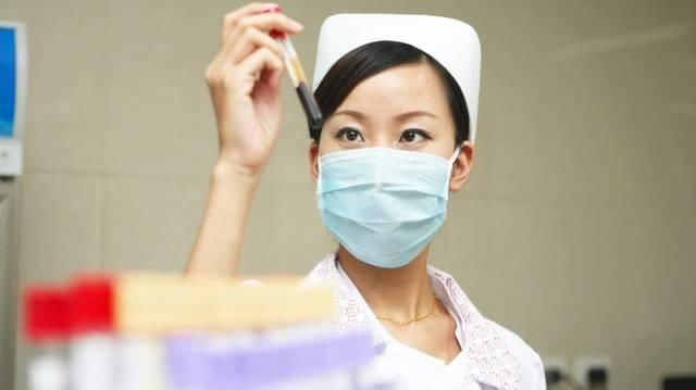 龙凤胎|孕妇生龙凤胎护士出门报喜，多说一句话被医院开除，原因令人唏嘘