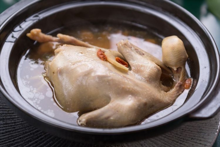 炖鸽子汤不能焯水，牢记2个要点，营养不流失，汤鲜味美真滋补