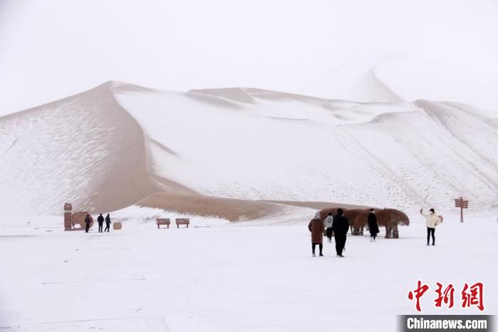 大漠|敦煌大漠披银装：沙雪交融似一幅水墨山水画