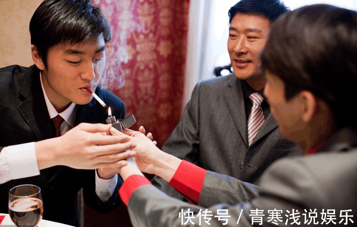 阿明#饭局上,有这2个细微动作的人,说明城府太深,别深交,能避则避