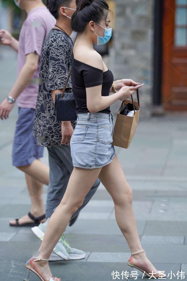 姑娘|美女街拍:肩宽的姑娘,可以选择斜肩短袖搭配牛仔包臀裙,勾勒出柔美线条