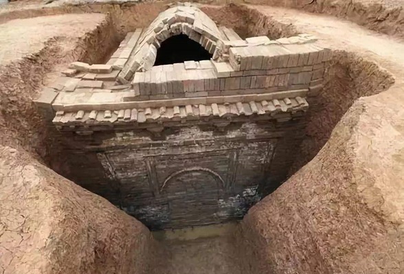 下葬|皇帝下葬后，陵墓必须完全封闭，谁在里面反锁地宫大门，怎么出来