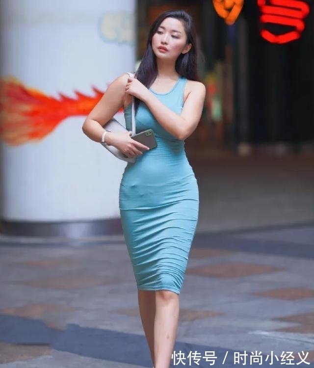 无袖连衣裙|草绿色无袖连衣裙,搭配白色凉拖鞋,提升女生柔美气质