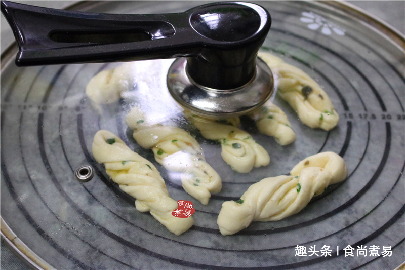 首次做这款花卷，新手也能快速学会，表面蓬松柔软，底部香酥脆口