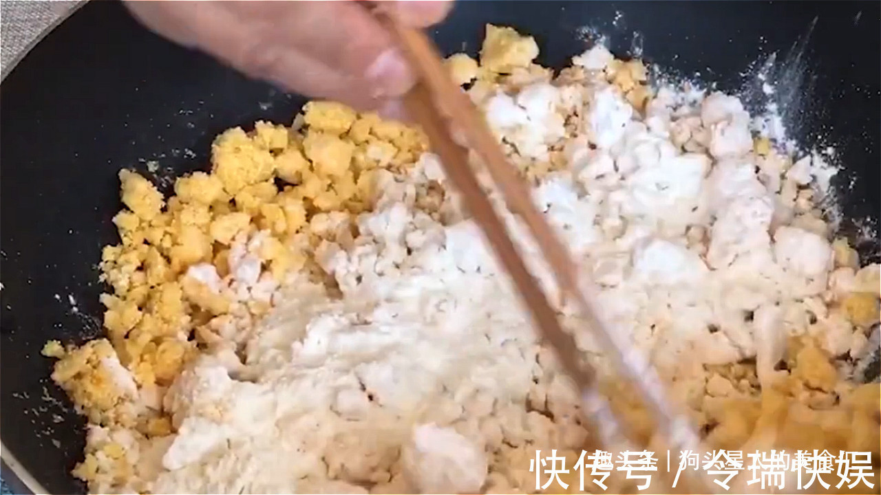 做法|玉米面最好吃的做法，看着都流口水，暄软细腻，越嚼越香