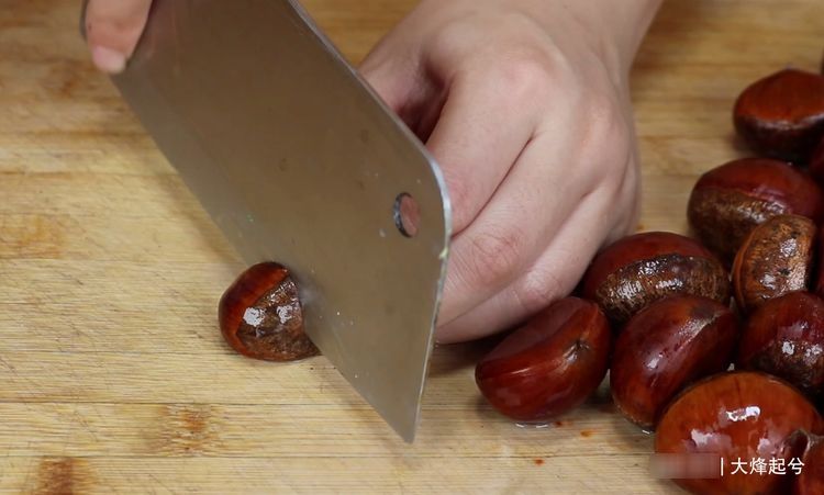 想吃板栗不用买,教你在家做,一个神奇做法,比买的还香甜绵软