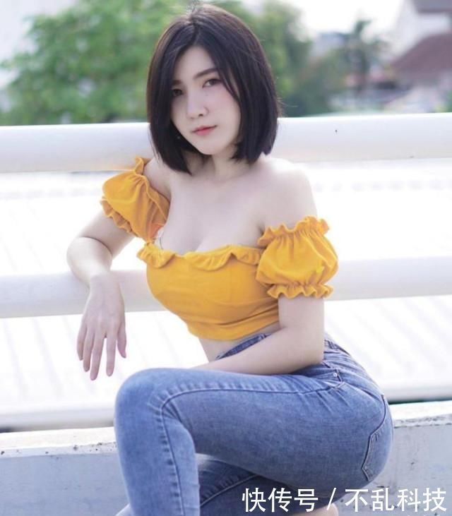“微胖”表妹穿“黄色”露肩上衣,显得年轻有活力