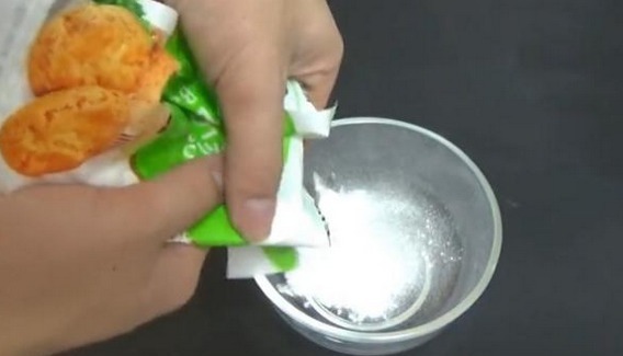 洗衣服不要只放洗衣液,里面扔两个它,多脏的衣服都能干净如新