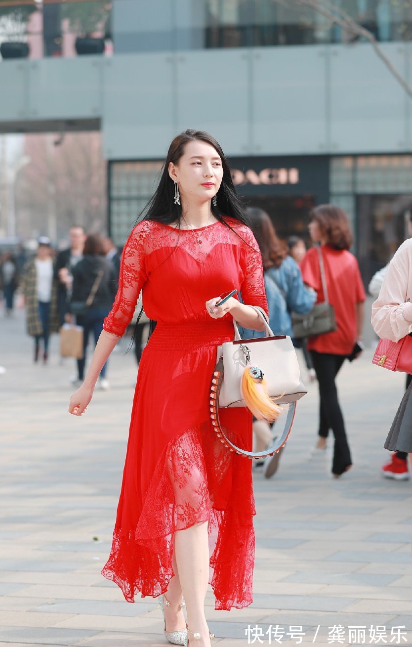 蕾丝 大红色连衣裙搭配尖头细跟鞋,行走在人群中的一抹红,真的很好看