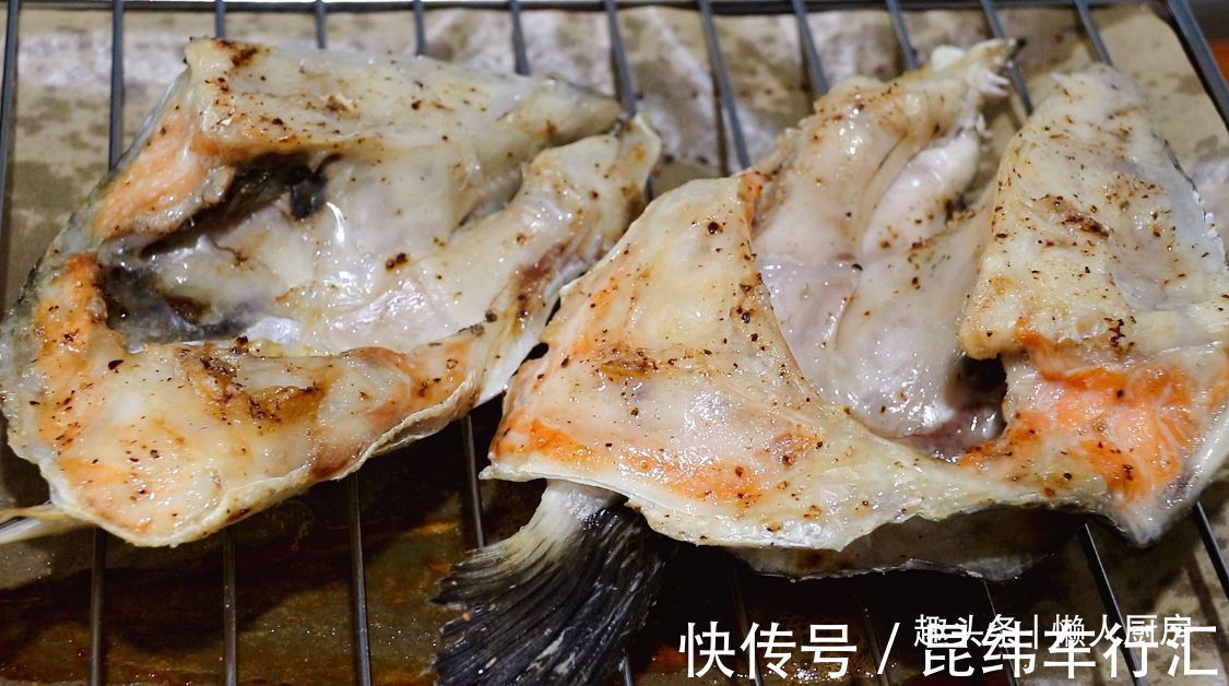 鱼头|9元买了一个三文鱼鱼头，这样烤着吃，外焦里嫩，吃着香