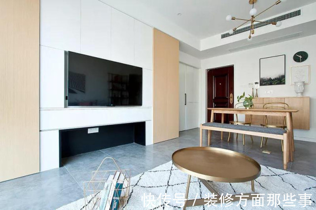 三居室|107平北欧风三居室，客厅简易书架搭配原木餐桌，充满文艺色彩