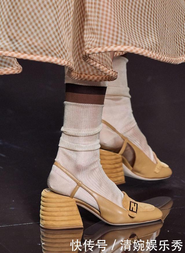穿什么鞋都搭袜子,这波夏日反季穿法太奇特明星纷纷上身示范