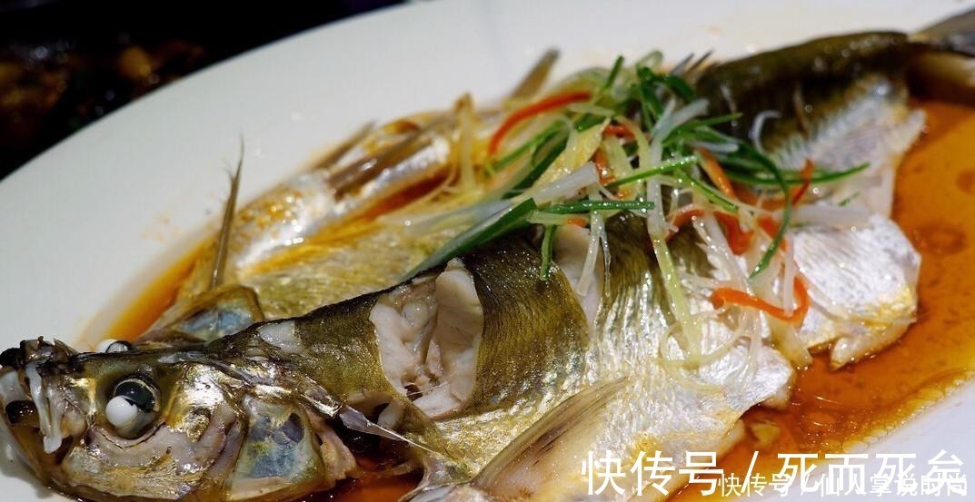 清蒸鱼，用盐腌制还是料酒腌制大厨都不对，难怪不鲜嫩不好吃