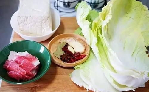  白菜炖豆腐：做法虽简单，但想做好吃却不容易！得按这个步骤来