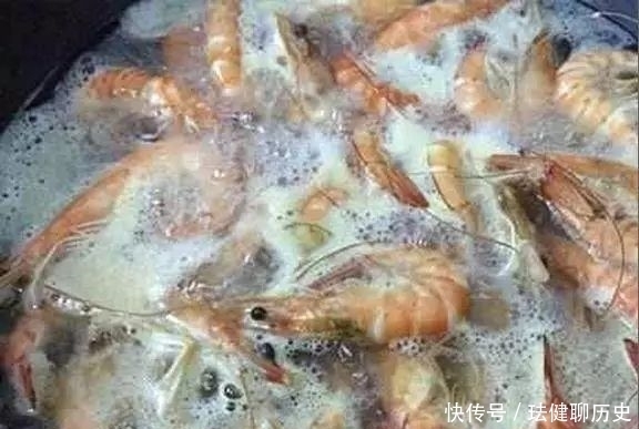 煮虾的时候加入这种水果,不但鲜嫩美味,而且去腥又营养