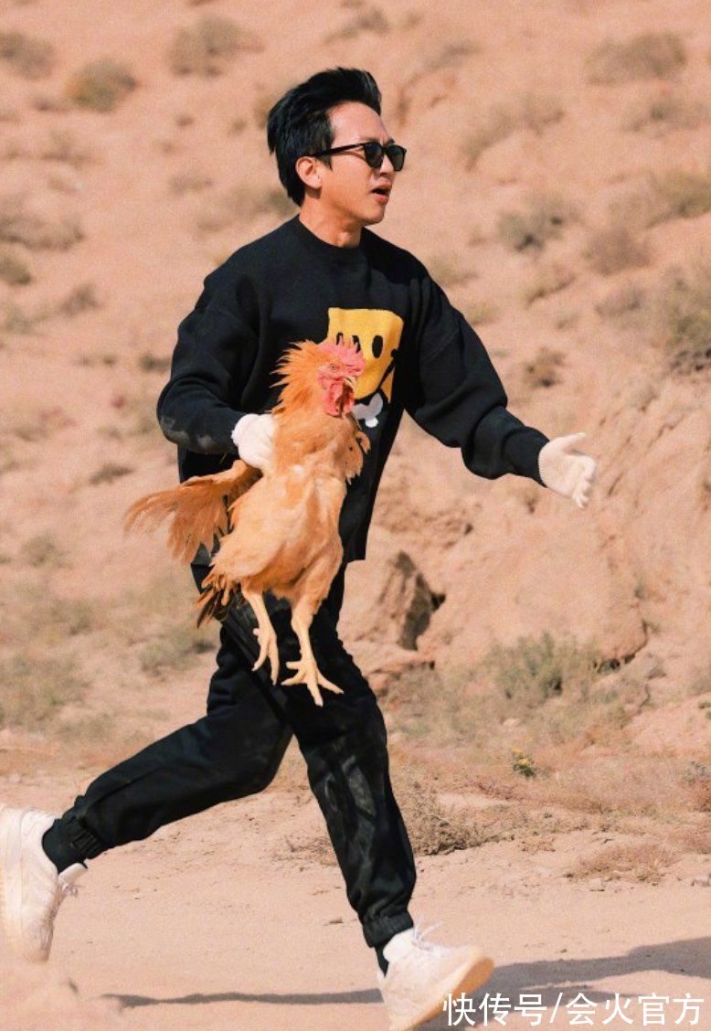 邓超直言再也不录综艺节目了？轻松抓鸡遍地追，狼狈撵猪满地跑