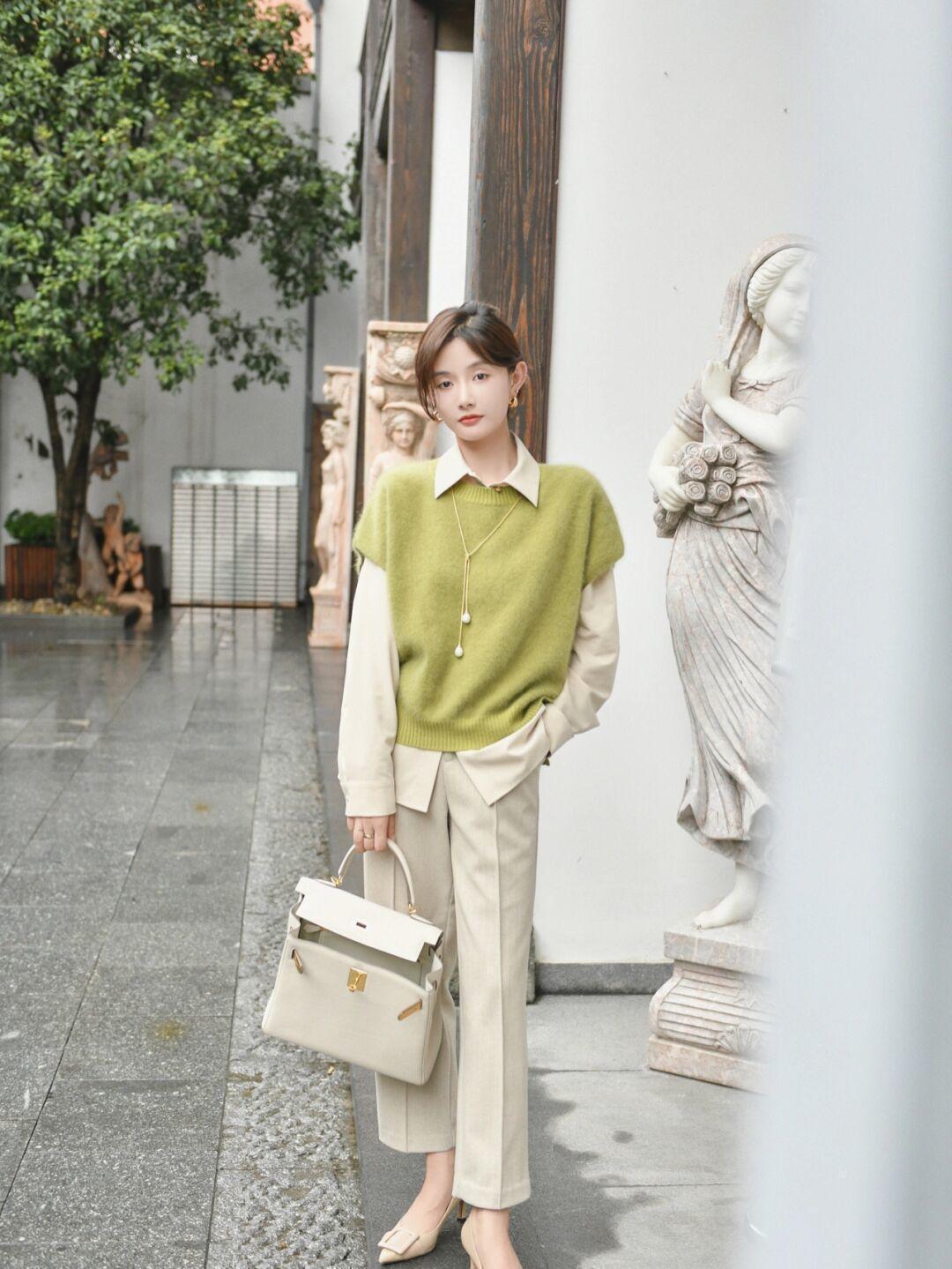 毛呢大衣|轻熟女性会穿“针织衫”更优雅,学会这几个搭配技巧,简约又洋气