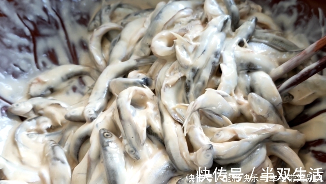 小鱼|油炸小鱼时，用面粉还是用淀粉？教你正确做法，酥脆好吃不回软