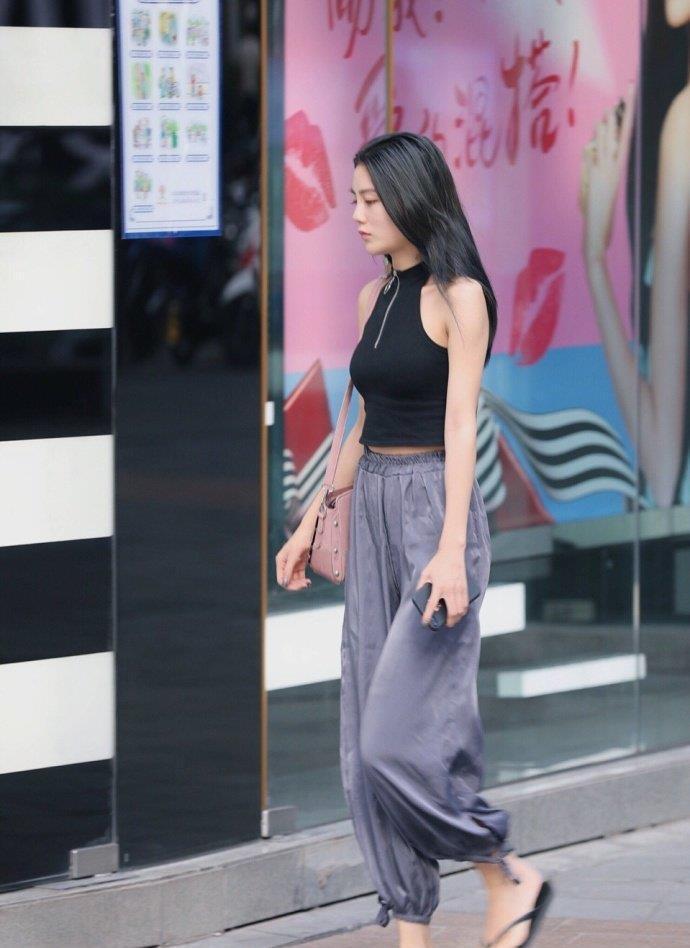 街拍:美女穿粉色吊带短裙,展现曼妙身姿,娇俏动人