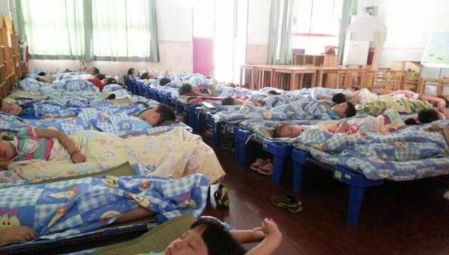 佳佳|4岁女儿本无午睡习惯，老师却说娃午睡很乖，看到毛巾被宝妈心疼